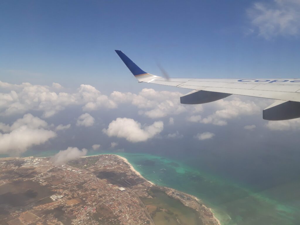 Vista aérea de Aruba após a decolagem do voo de volta