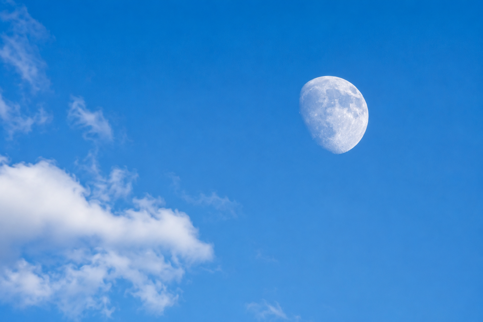 Lua durante o dia